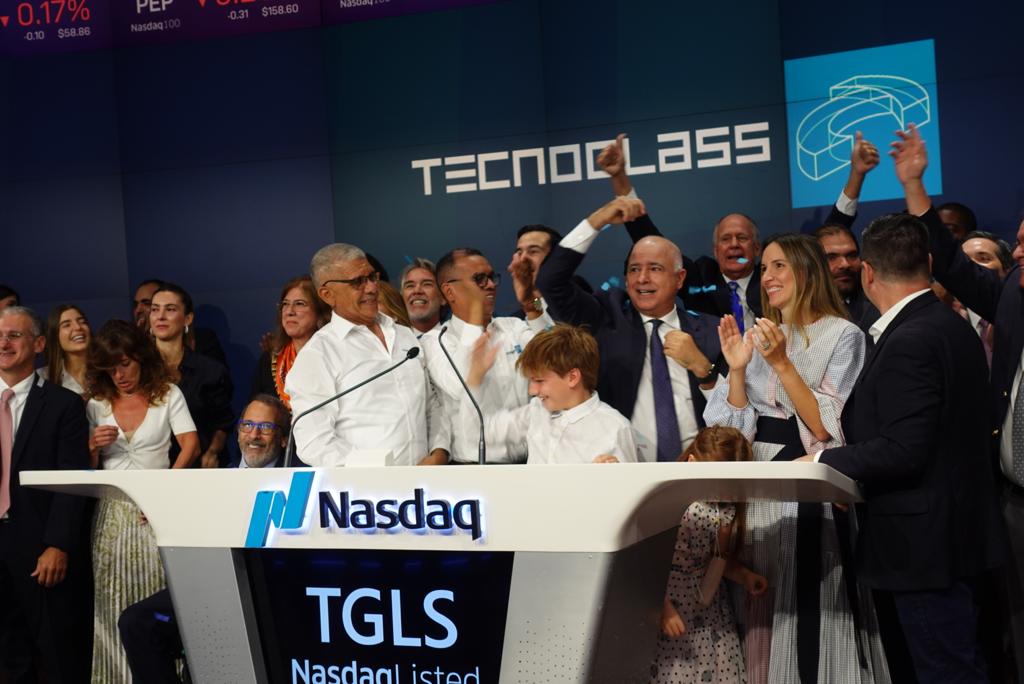 José Manuel, Christian Daes y dos trabajadores de Tecnoglass tocaron la campana de Nasdaq.