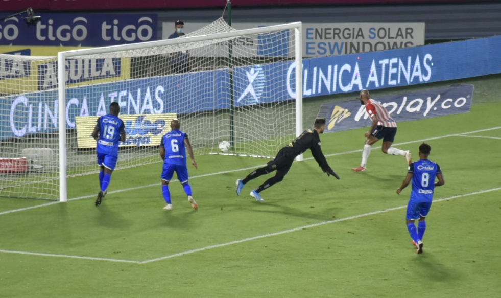 Freddy Hinestroza marcando el 3-2 para los 'tiburones'.