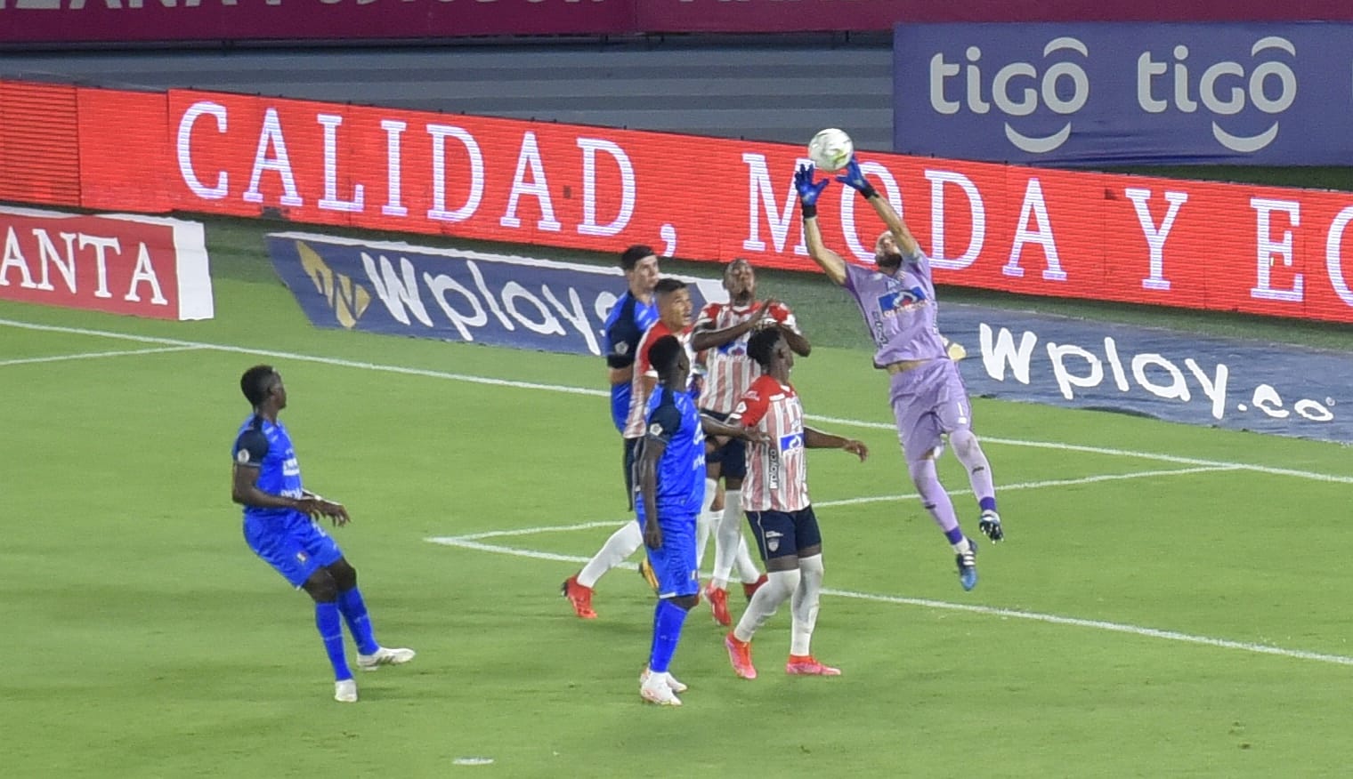 Sebastián Viera despejando una jugada de peligro.