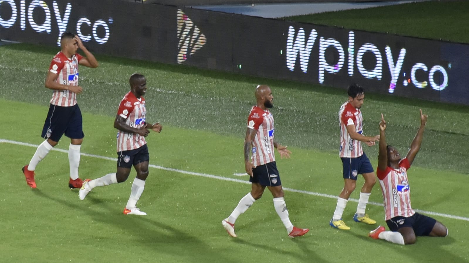 Luis 'Cariaco' González festejando un gol que finalmente fue invalidado por el VAR.