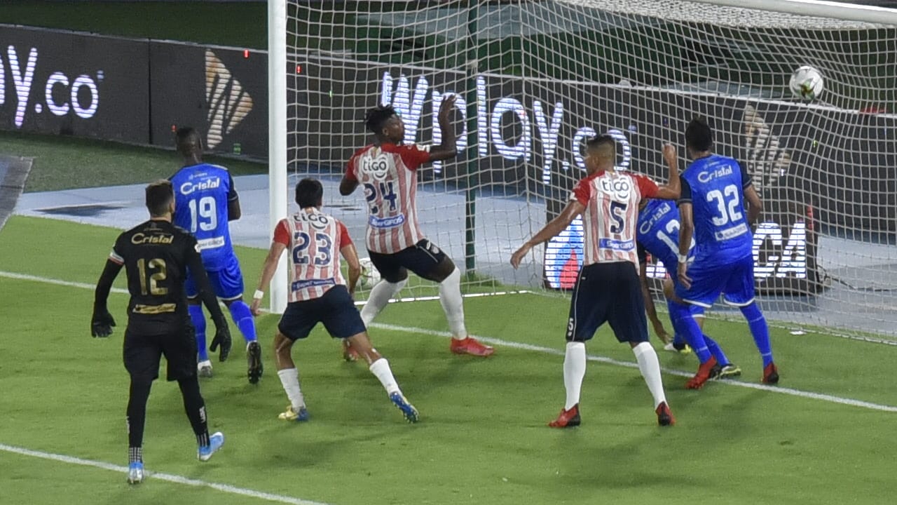 Gol de Dany Rosero para el 2-1 de los 'Tiburones'.