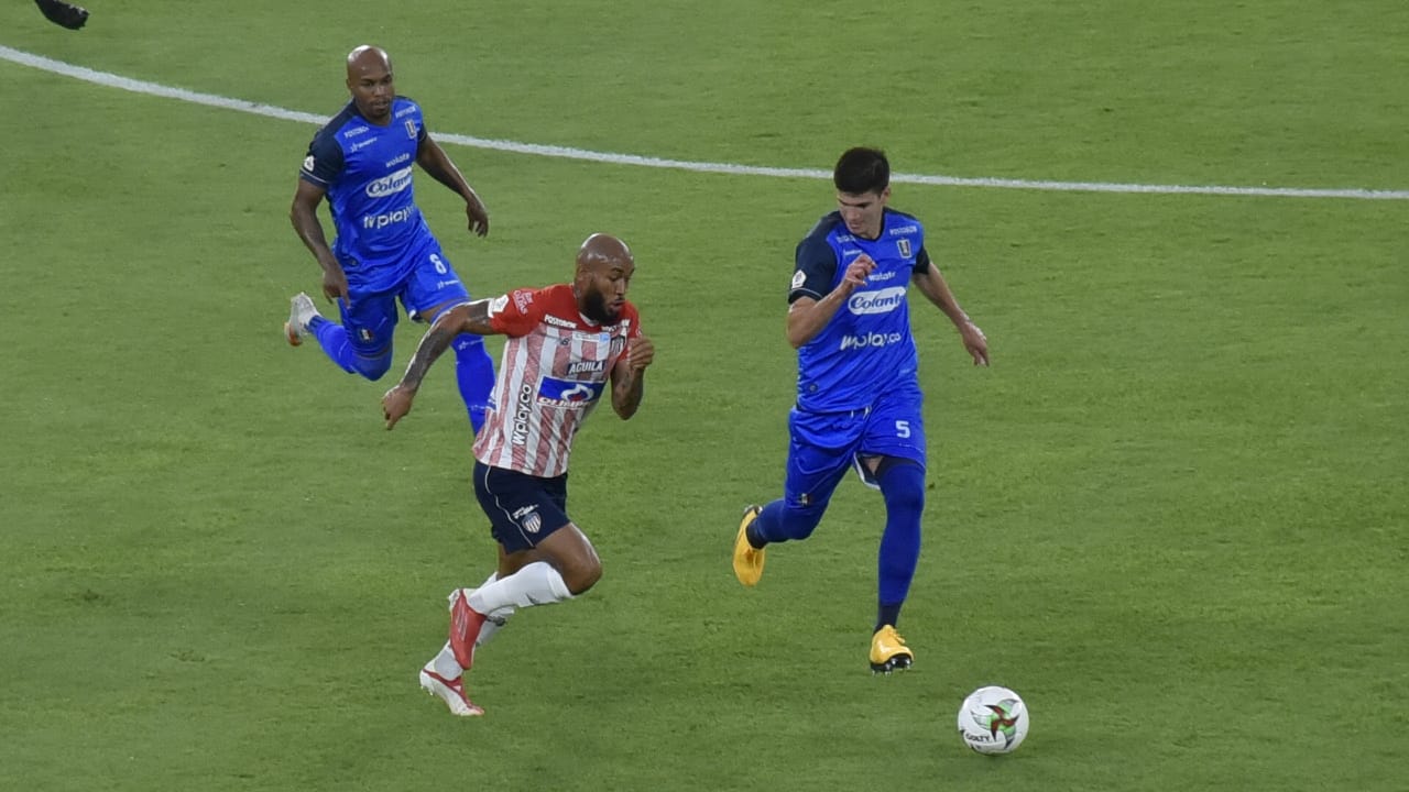 Freddy Hinestroza eludiendo la marca de Fabrizio Bushiazzo.