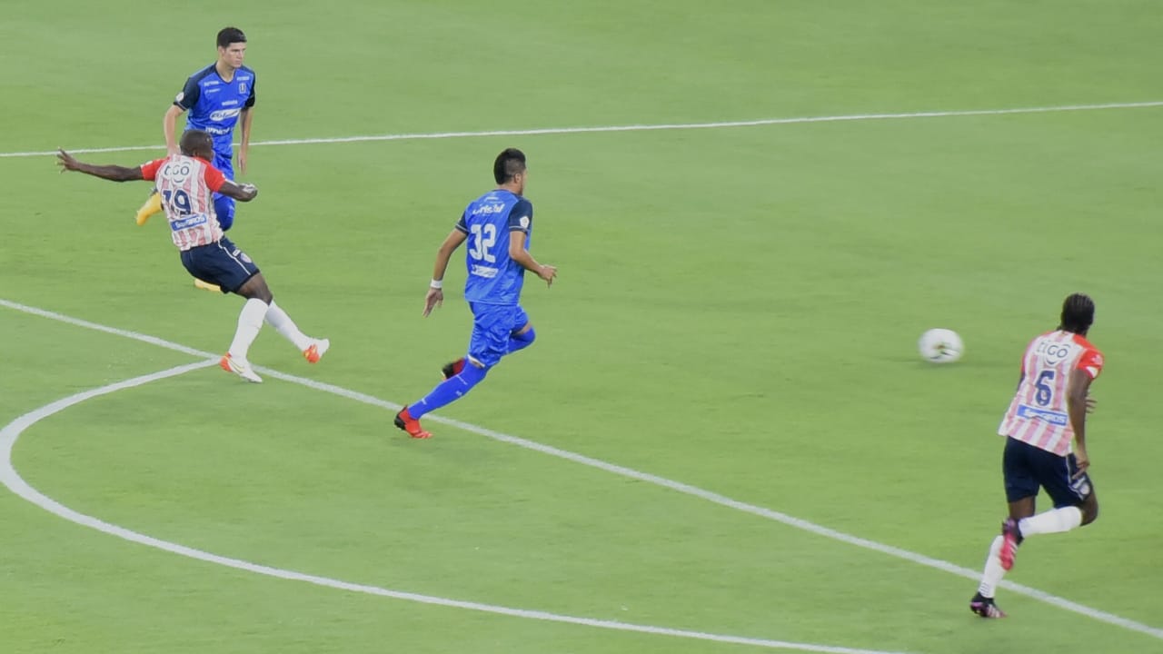 Remate de Carmelo Valencia para el primer gol rojiblanco, apenas a los 12 segundos de juego.