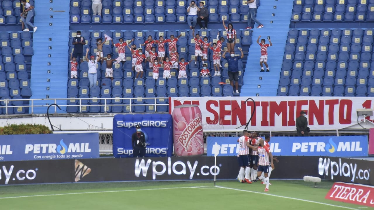 Jugadores del Junior celebrando el gol de Carmelo Valencia.