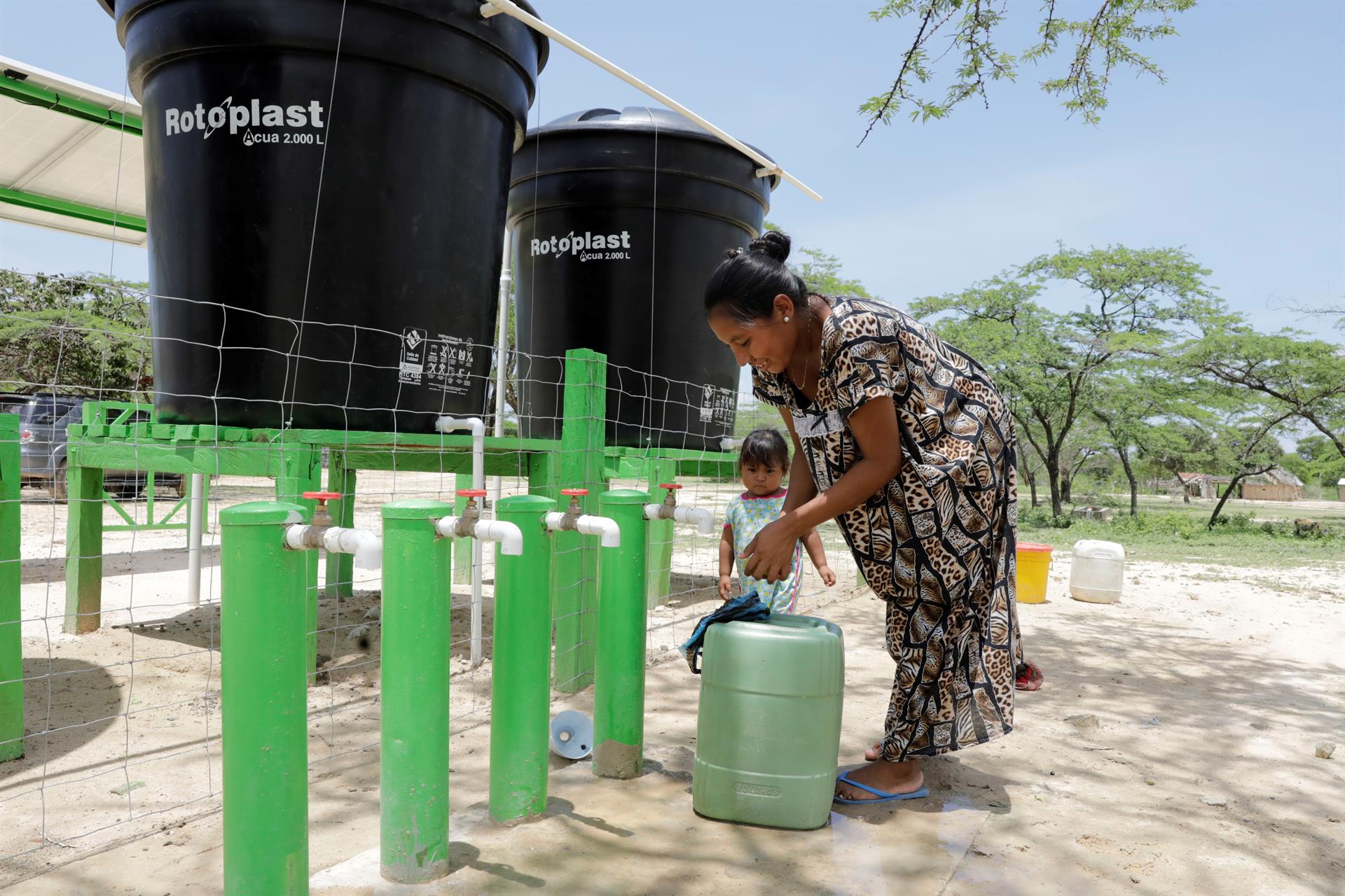 Indígenas wayúu recogiendo agua