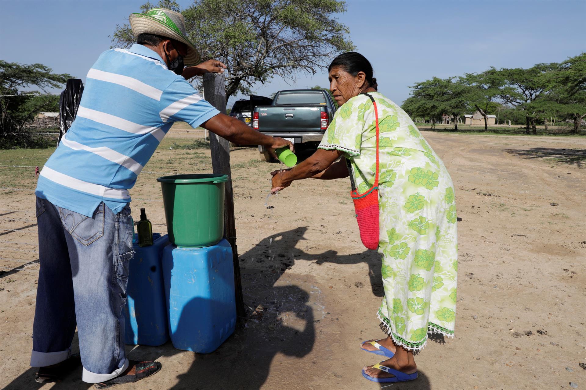 Lavado de manos con la poca agua extraída de pozos