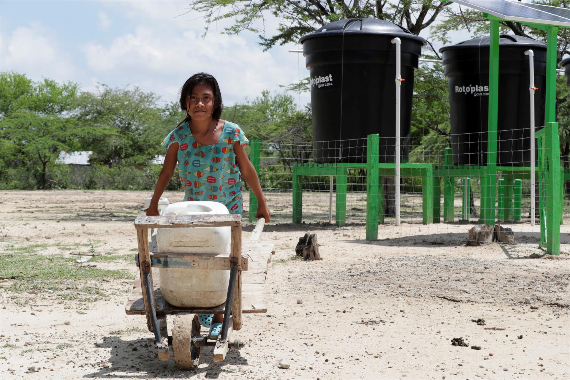 Una indígena wayúu, transportando agua
