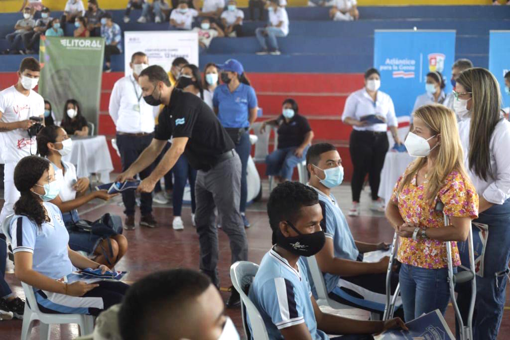 Distribución de material didáctico a los jóvenes.