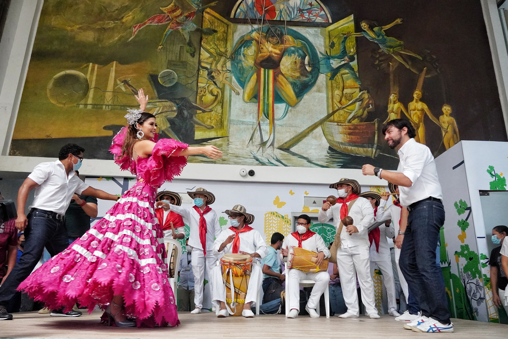 La reina Valeria con el alcalde.