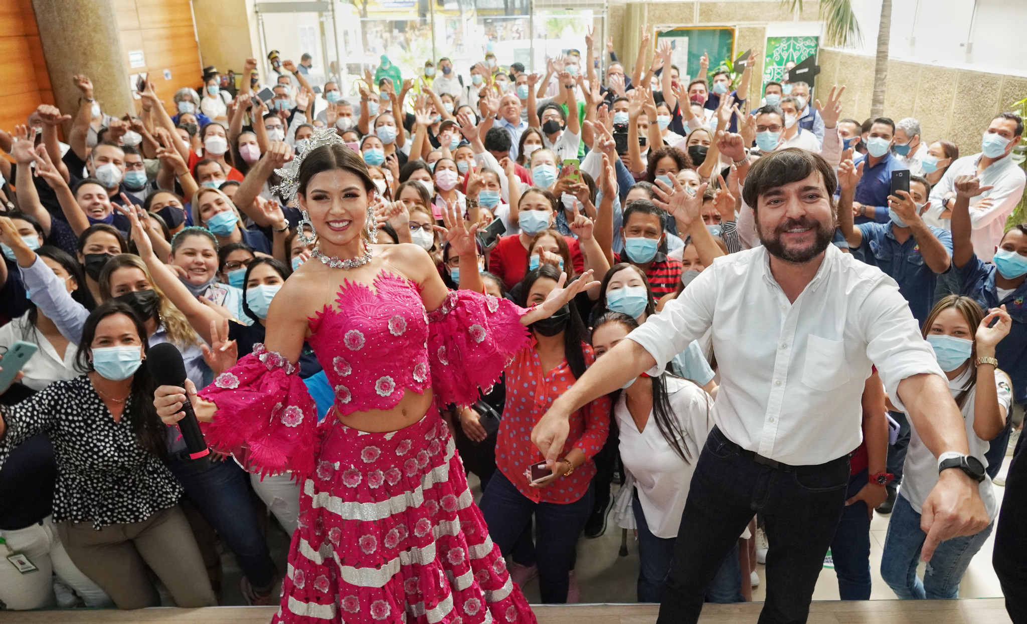 Alcaldía de Barranquilla La reina Valeria con el alcalde.