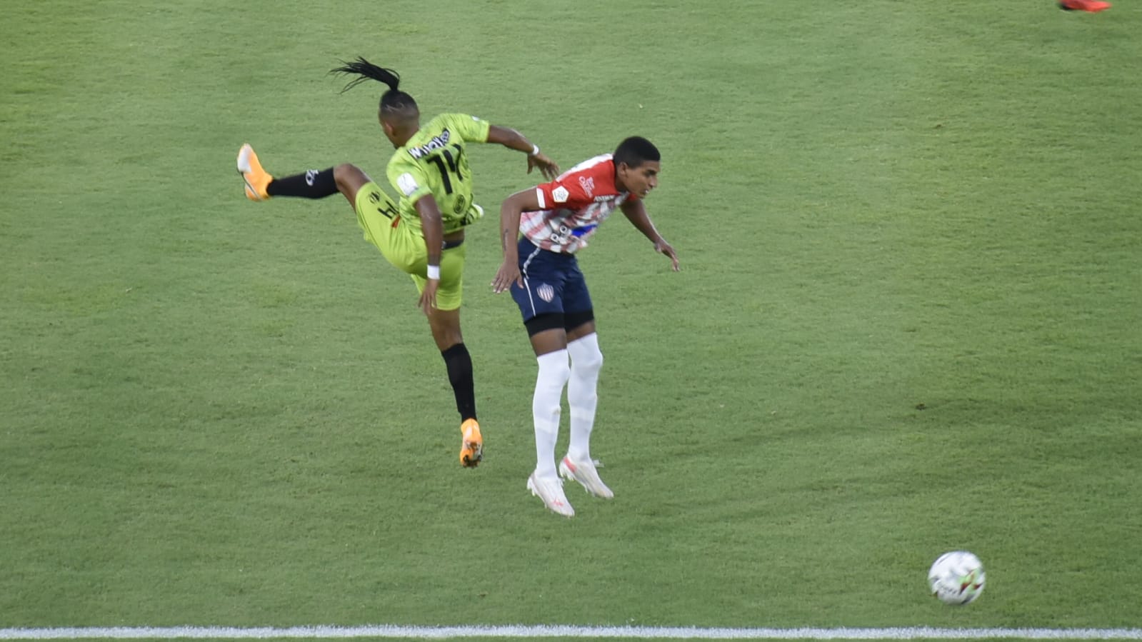 Desde el primer minuto, el partido fue intenso. 