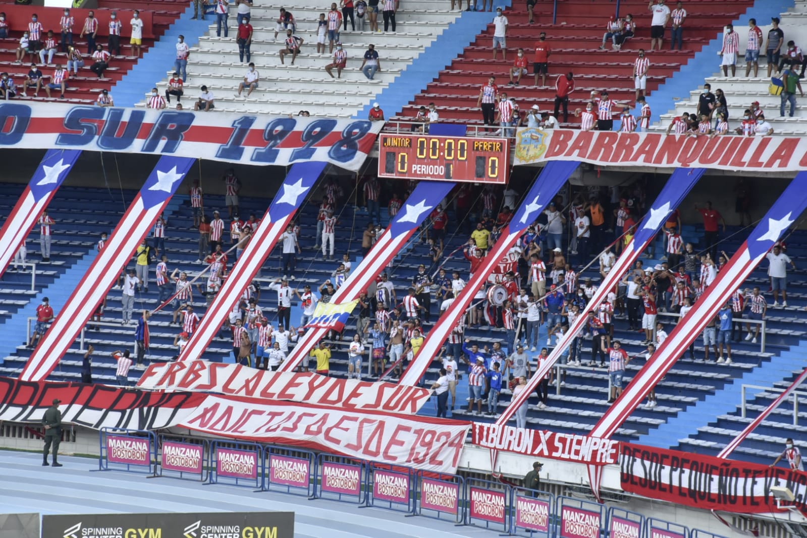 Poco a poco la hinchada regresa al Metropolitano. 