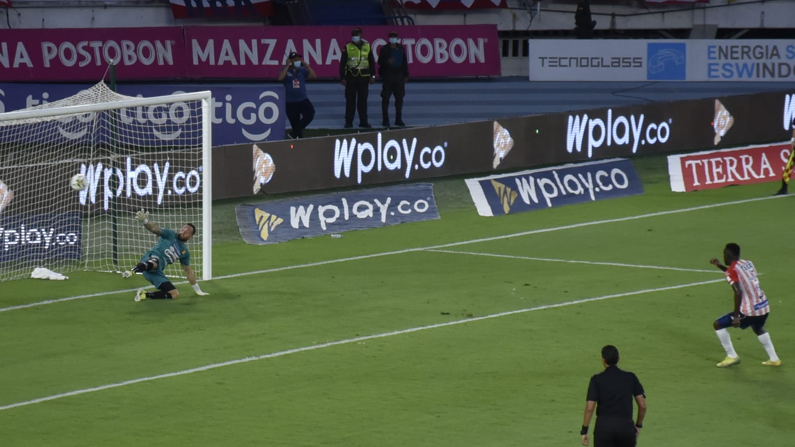 Cristian Martínez Borja abrió la cuenta de tiro penal. 