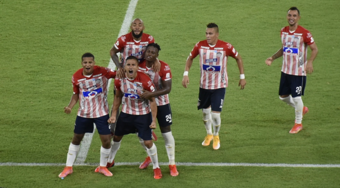Larry Vásquez celebra el gol del triunfo. 