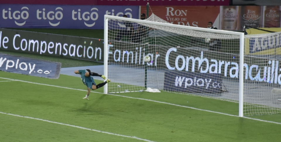 Con este tiro la pelota se metió en las redes para el 4-3. 