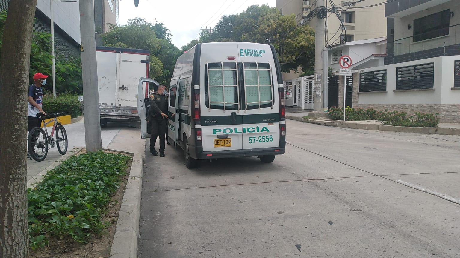 La Policía en la calle 90, lugar donde ocurrió la balacera. 