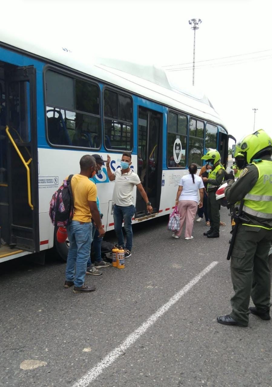 Momento en que la Policía revisaba el bus en la búsqueda del otro sospechoso. 