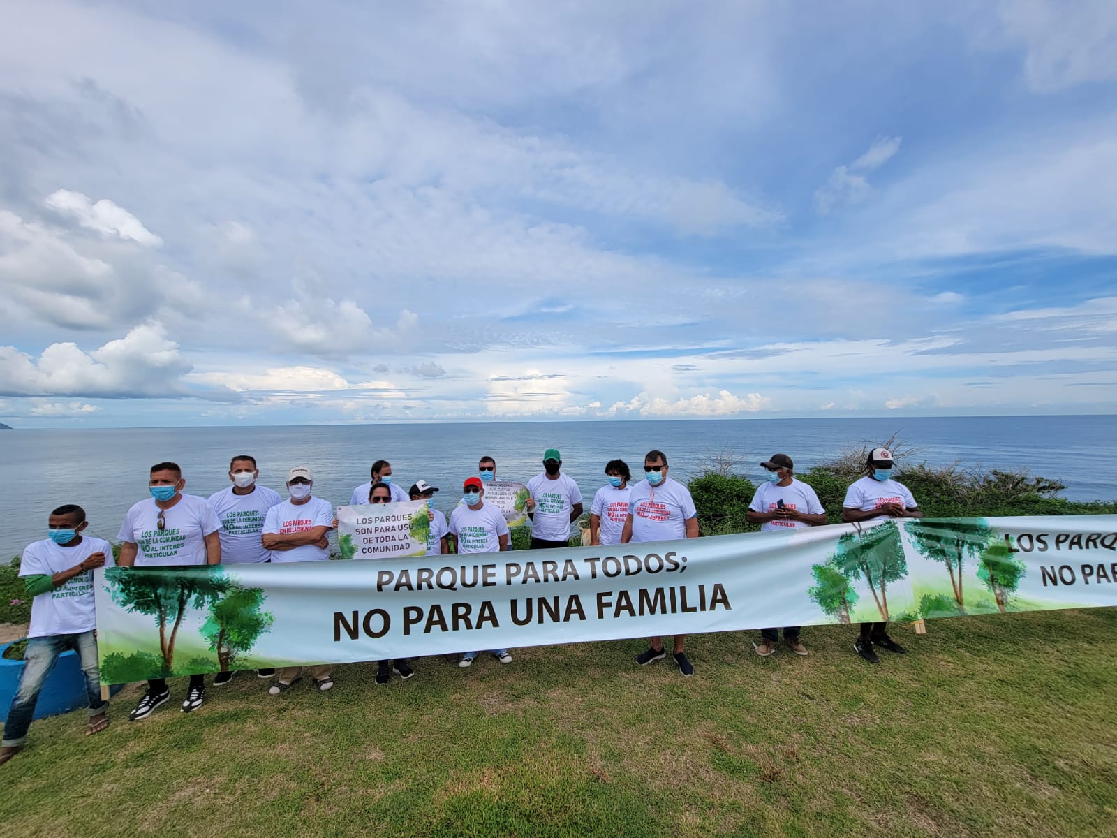 El grupo de vecinos que denunció la situación.