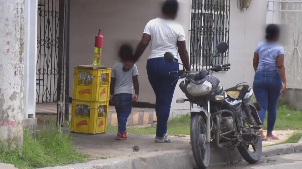 Así venden ilegalmente la gasolina en Barranquilla.