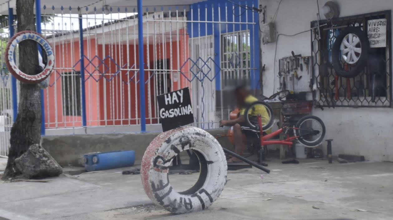 Así venden ilegalmente la gasolina en Barranquilla.