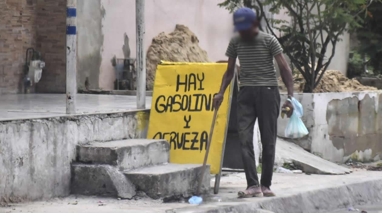 Así venden ilegalmente la gasolina en Barranquilla.