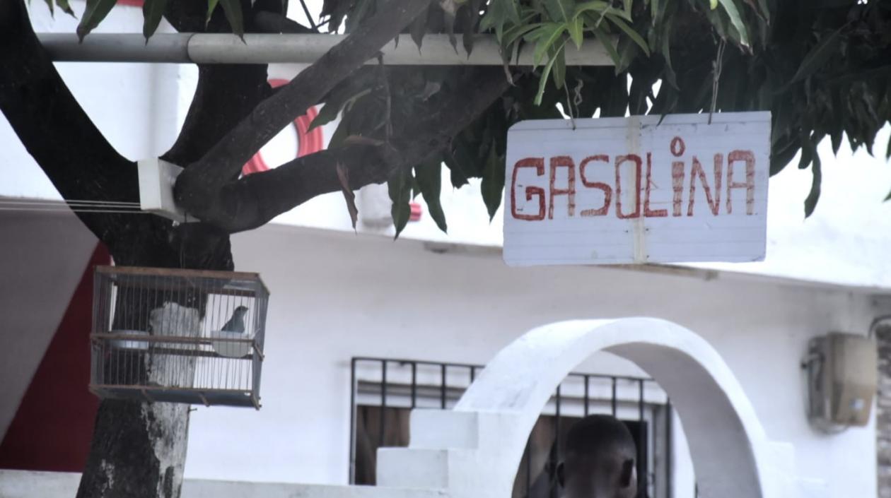 Así venden ilegalmente la gasolina en Barranquilla.