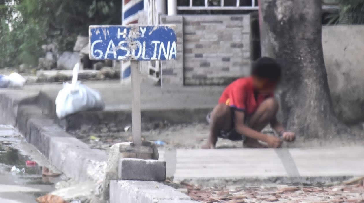 Así venden ilegalmente la gasolina en Barranquilla.