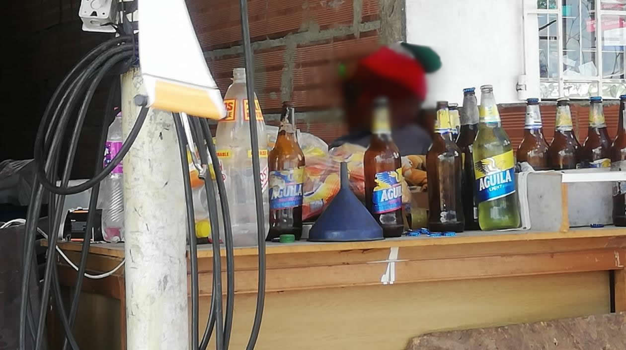 Así venden ilegalmente la gasolina en Barranquilla.