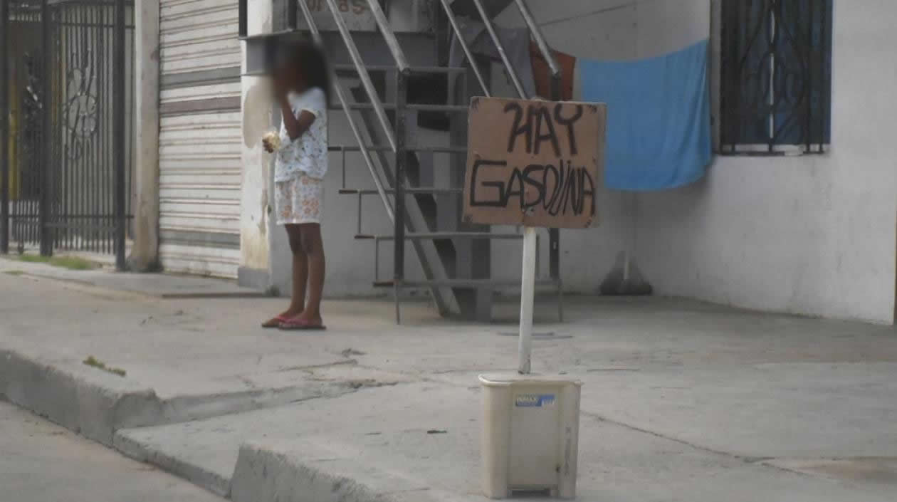 Así venden ilegalmente la gasolina en Barranquilla.