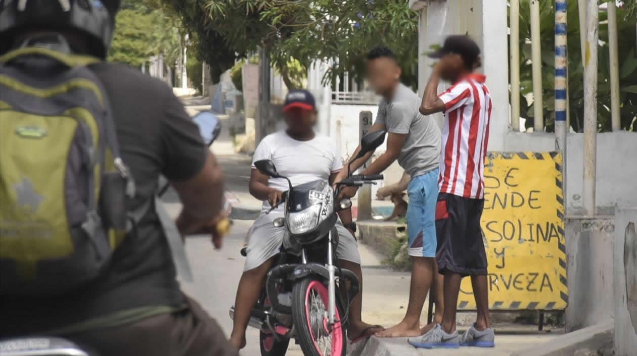 Así venden ilegalmente la gasolina en Barranquilla.