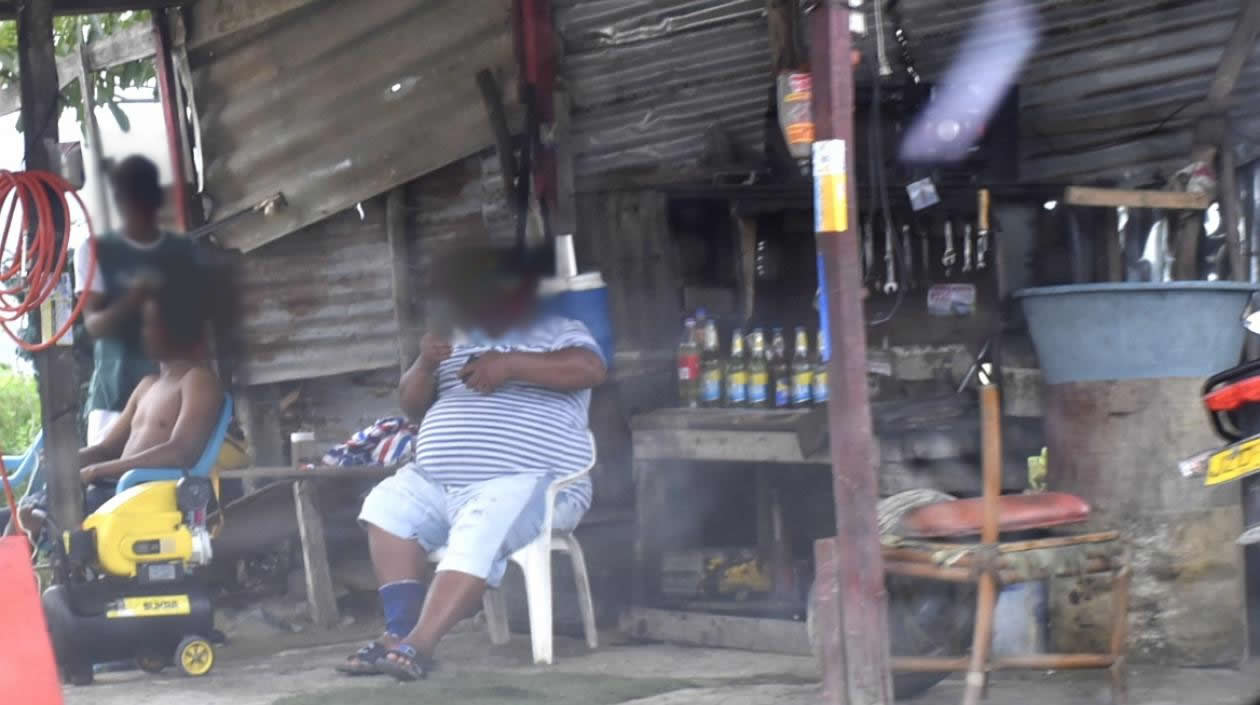 Así venden ilegalmente la gasolina en Barranquilla.