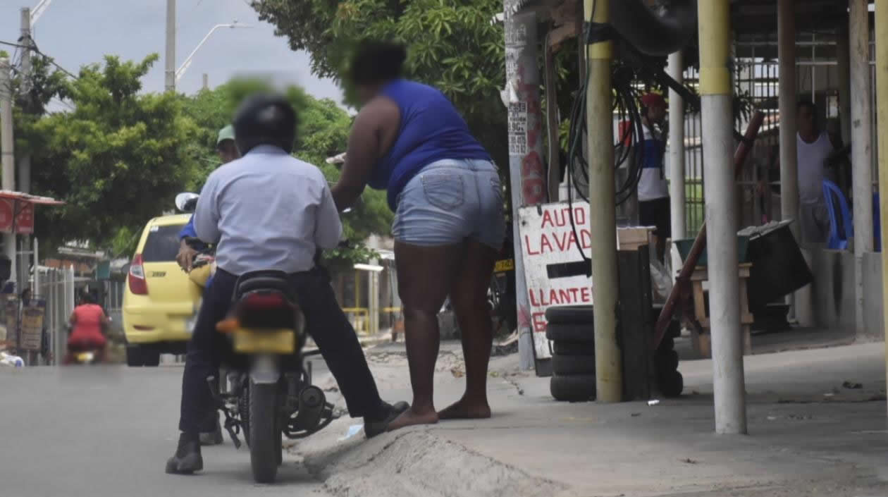 Así venden ilegalmente la gasolina en Barranquilla.