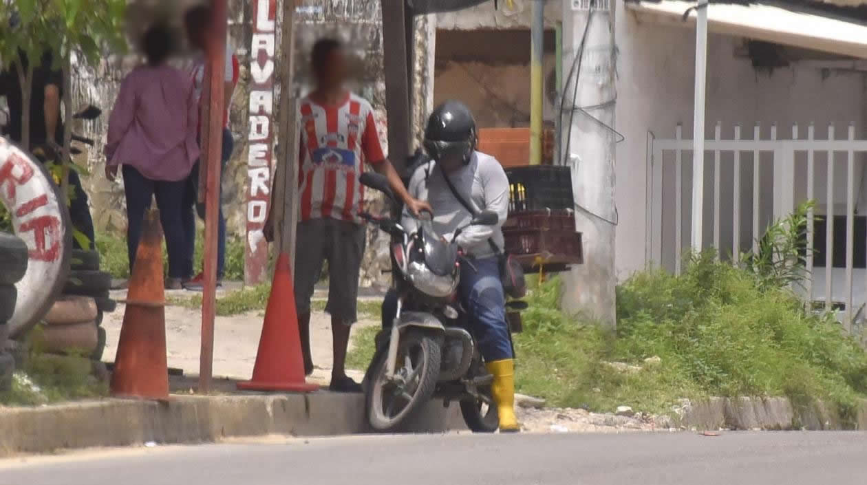 Así venden ilegalmente la gasolina en Barranquilla.