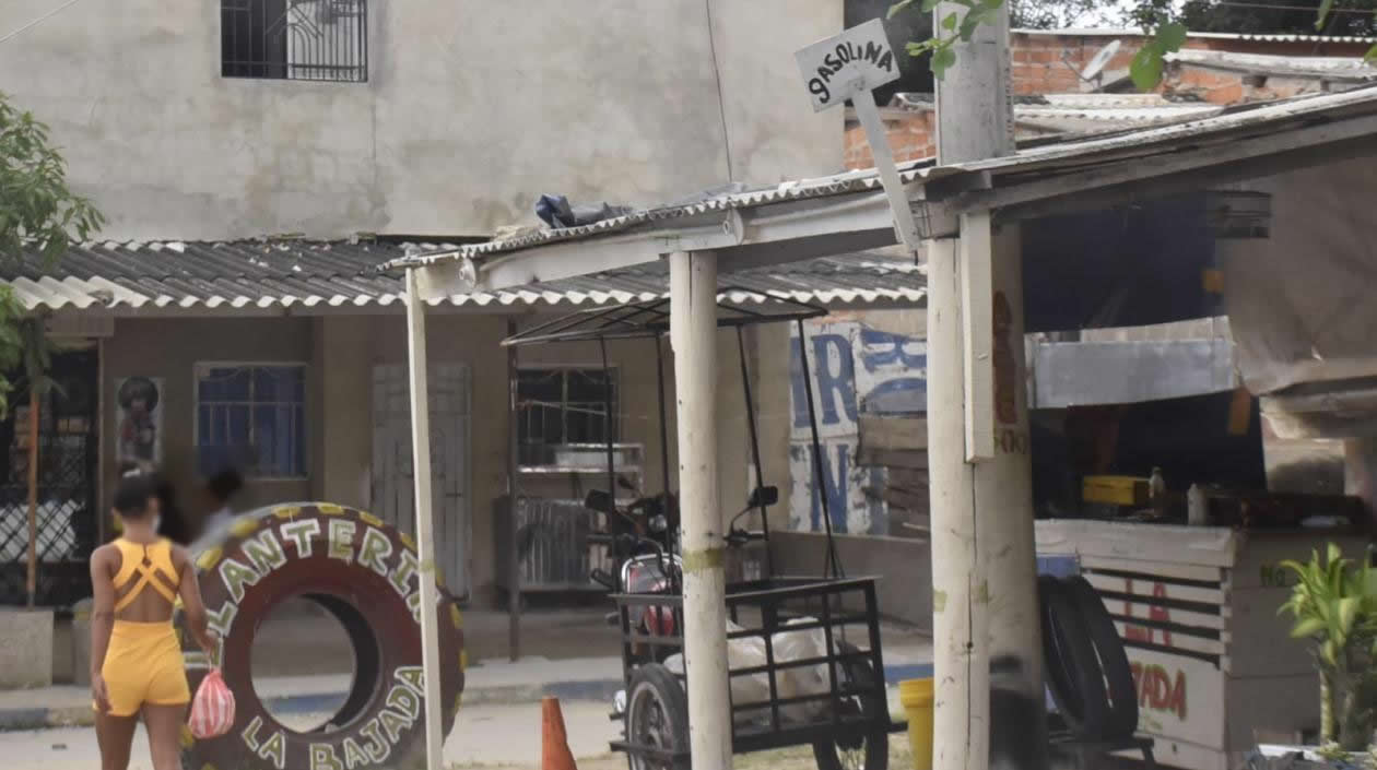Así venden ilegalmente la gasolina en Barranquilla.