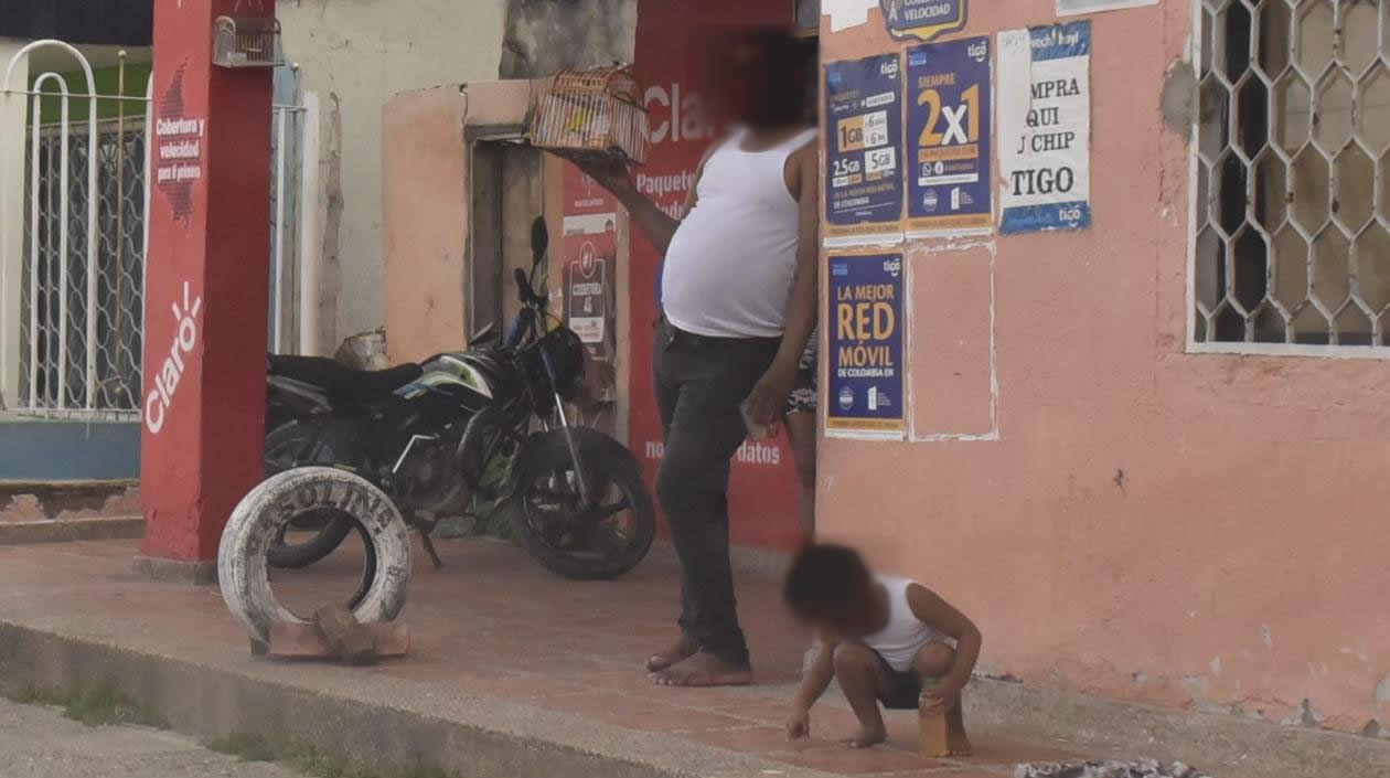 Así venden ilegalmente la gasolina en Barranquilla.