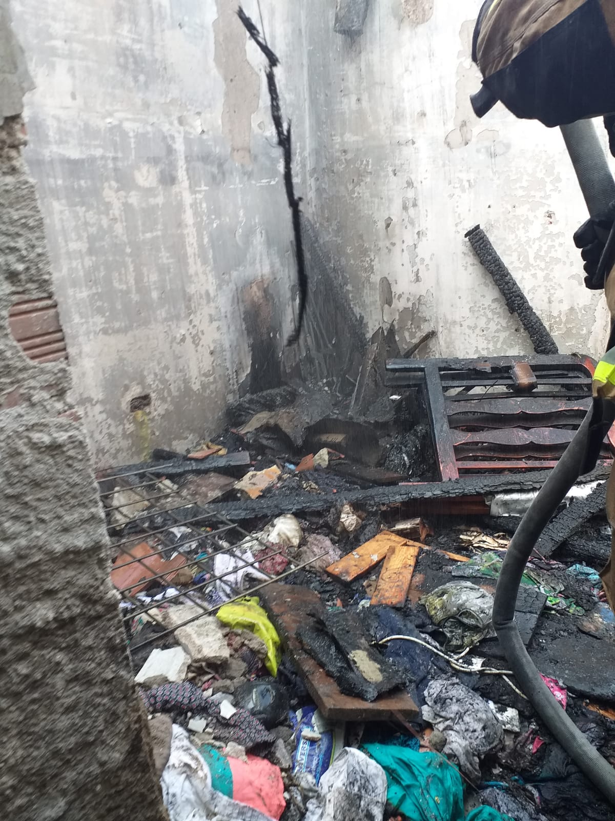 Así quedó la habitación del apartamento tras el incendio. 