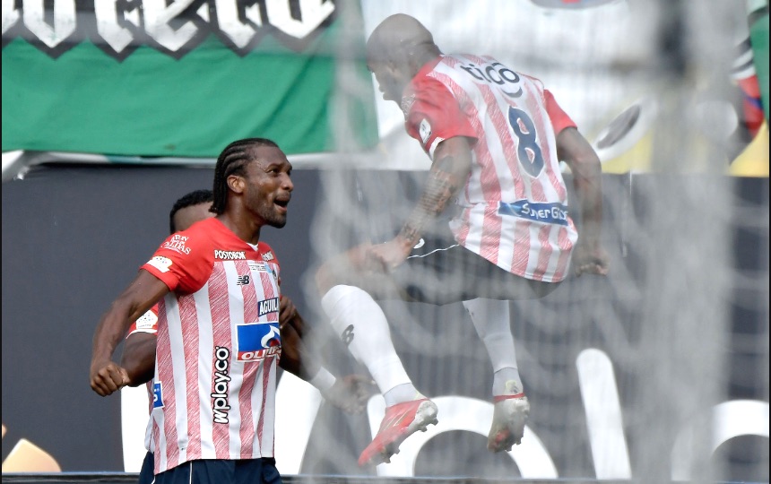 Freddy Hinestroza celebrando con Didier Moreno el gol del empate.
