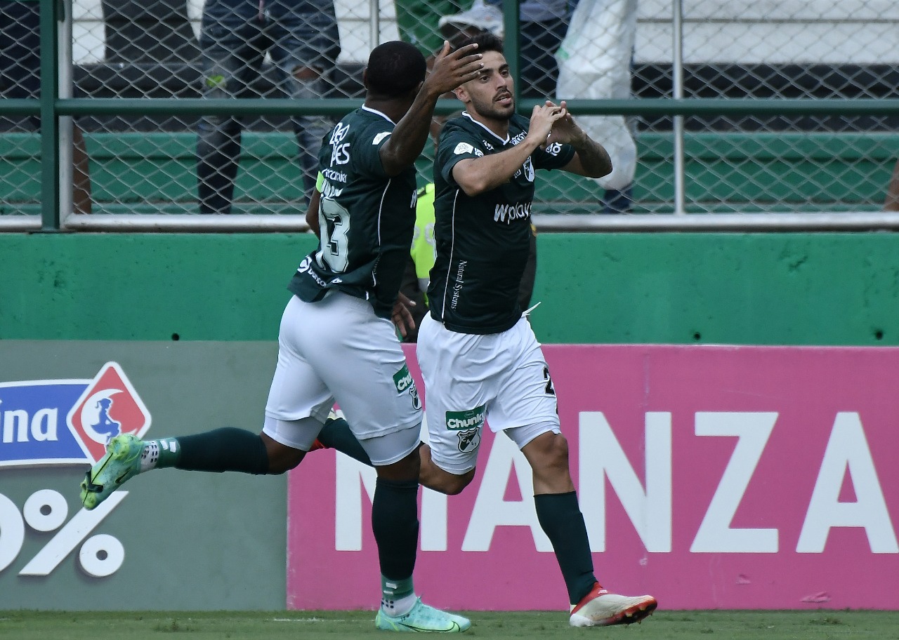 Gastón Rodríguez celebrando la apertura del marcado con Juan Camilo Angulo.
