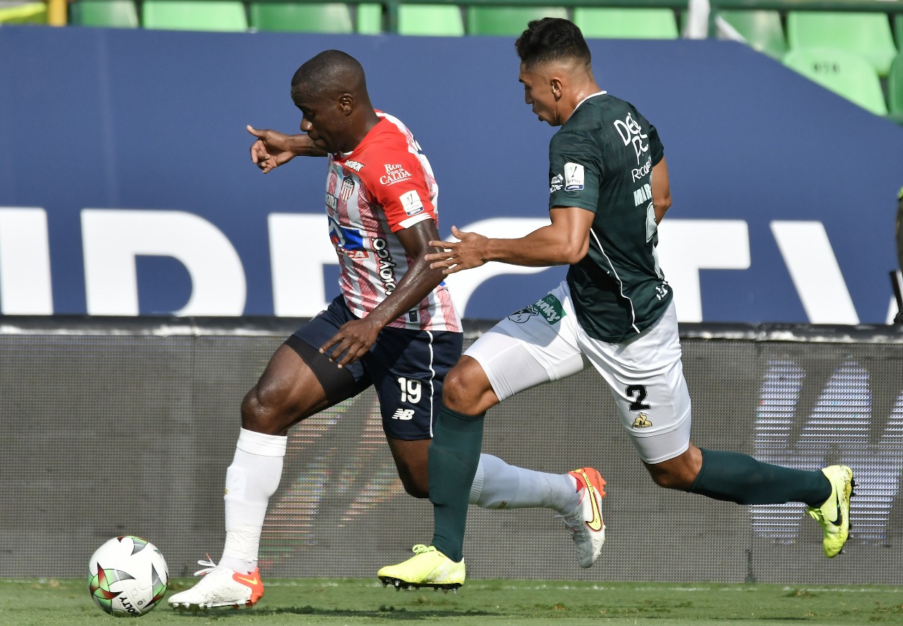Carmelo Valencia eludiendo la marca de Jorge Marsiglia.Fabián Sambueza