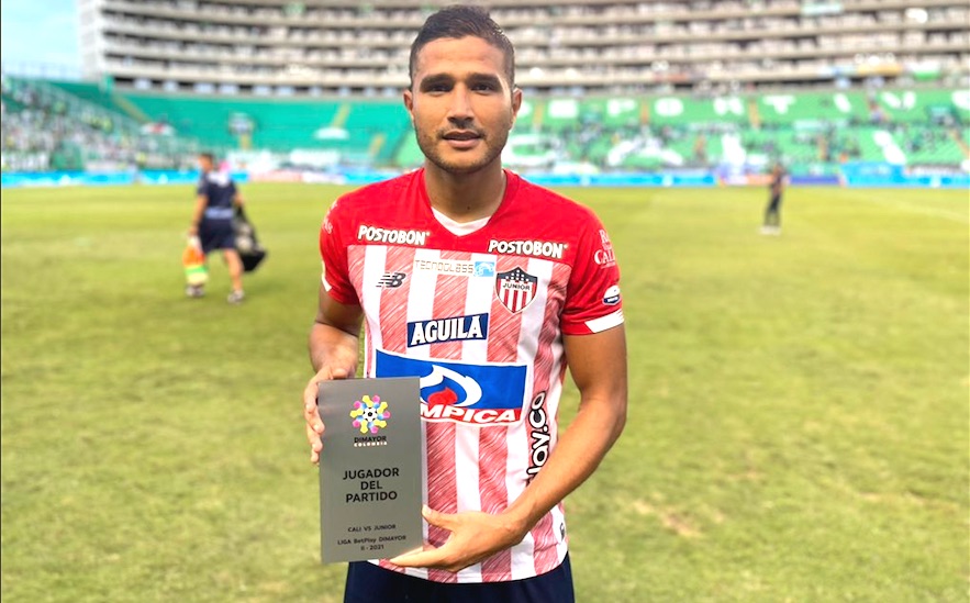 El juniorista Larry Vásquez, figura del partido.