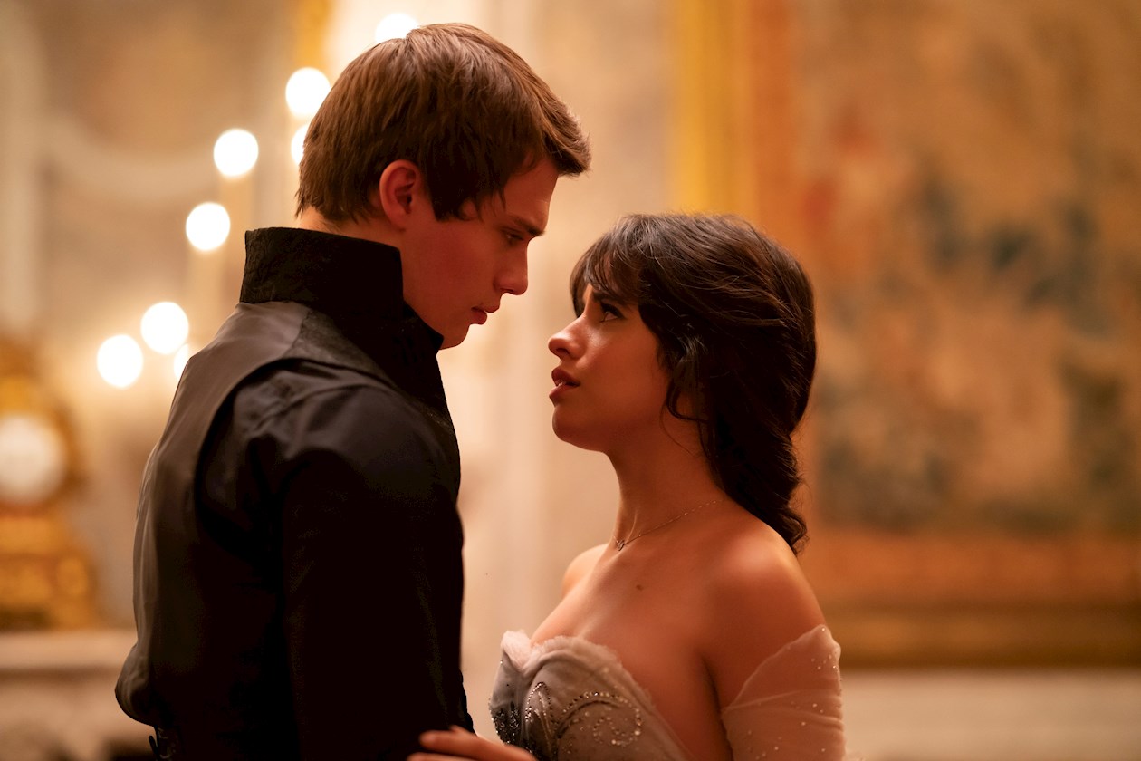 La cantante y actriz cubana Camila Cabello (d) en su papel de 'Cenicienta', junto al actor Nicholas Galitzine.