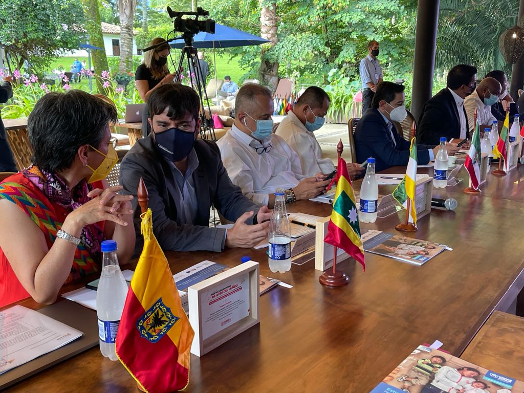 Jaime Pumarejo y Claudia López en reunión de Asocapitales.