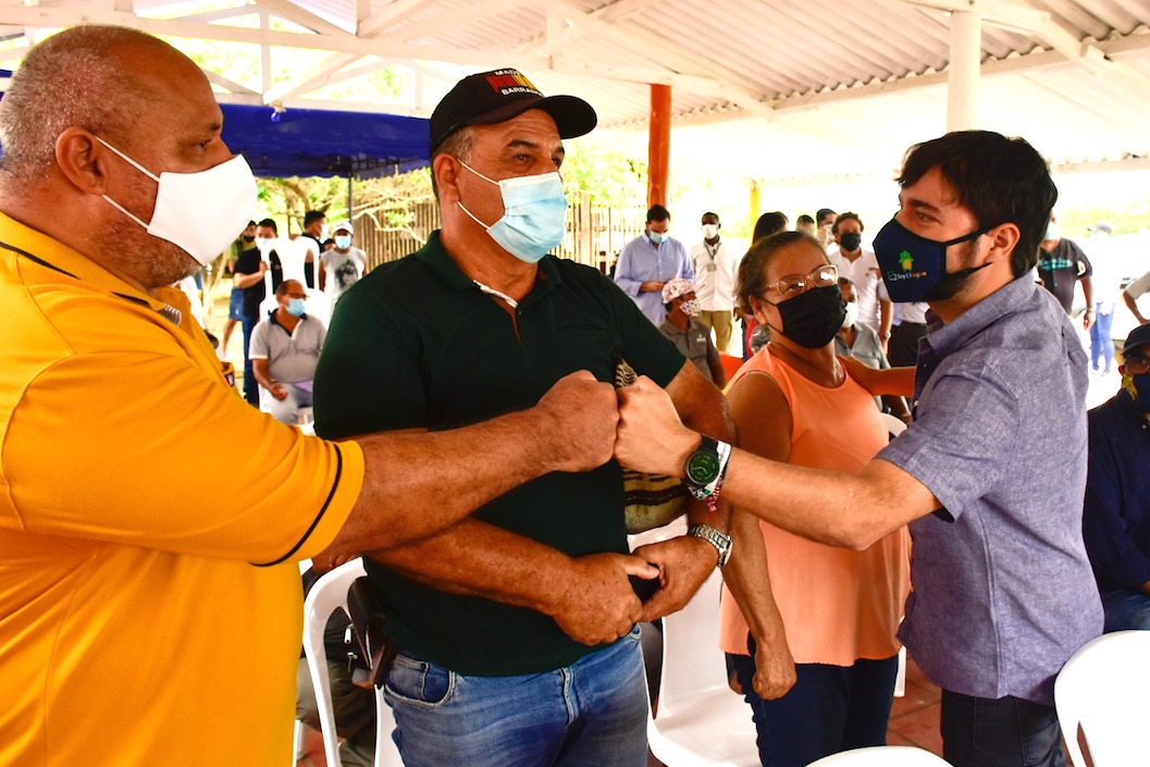 El Alcalde Jaime Pumarejo con habitantes de La Cangrejera.