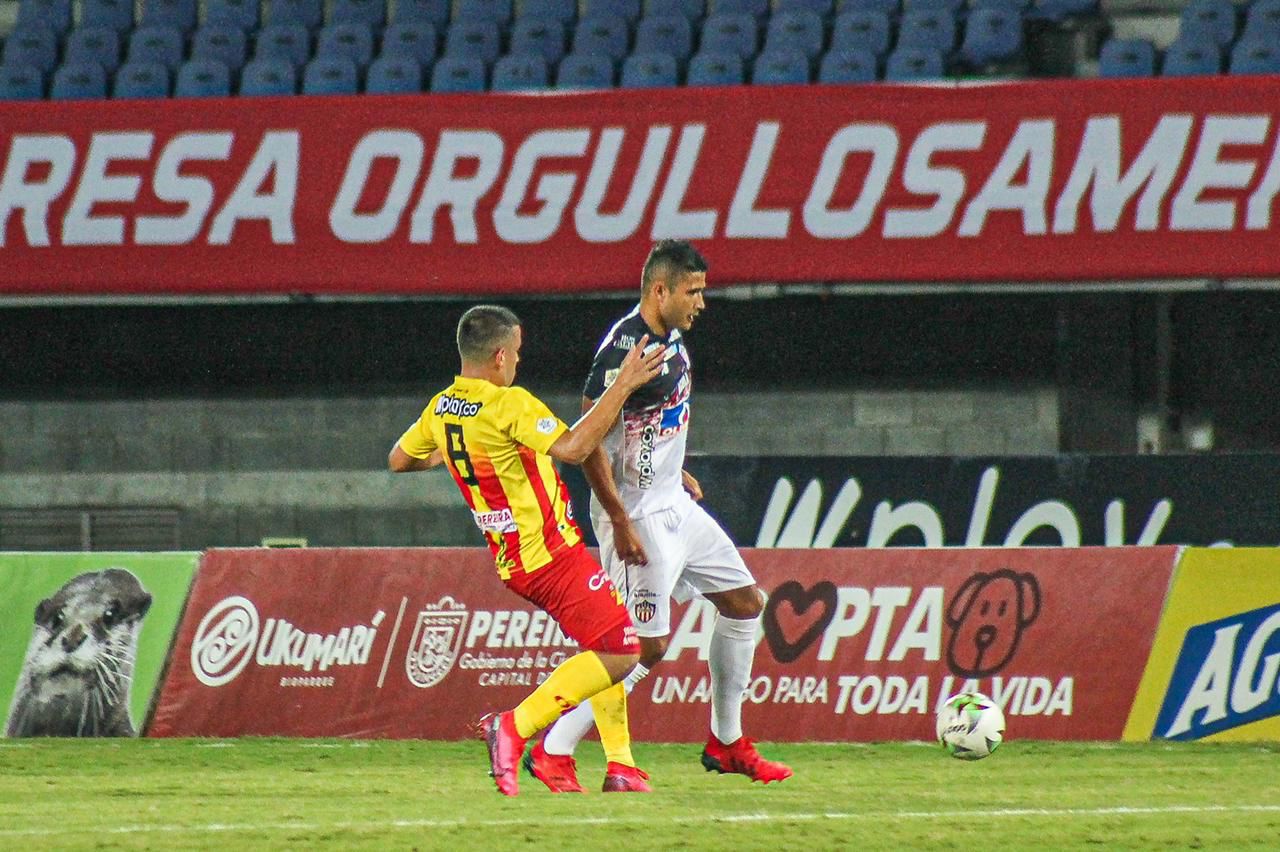 Larry Vásquez disputando el balón con Mateo Cano.