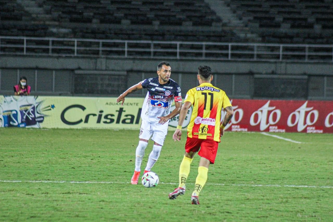 Marlon Piedrahita despejando una jugada de peligro de Bryan Castrillón.