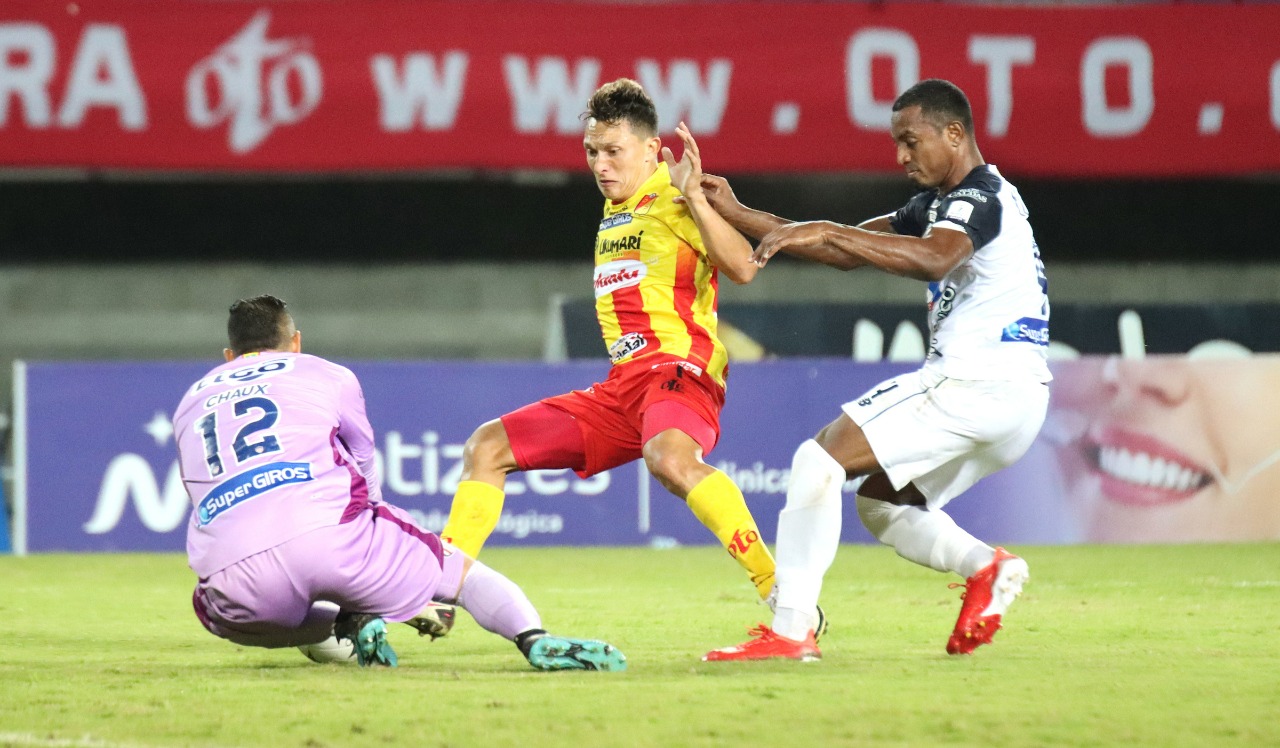 Éder Chaux controlando una acción de peligro.