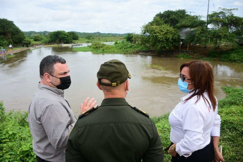 El secretario del Interior, Yesid Turbay; la subsecretaria de Prevención y Atención de Desastres, Candelaria Hernández; y el director de la Corporación Autónoma Regional del Atlántico (CRA), Jesús León, recorrieron el sector de Villa Rosa y El Porvenir.