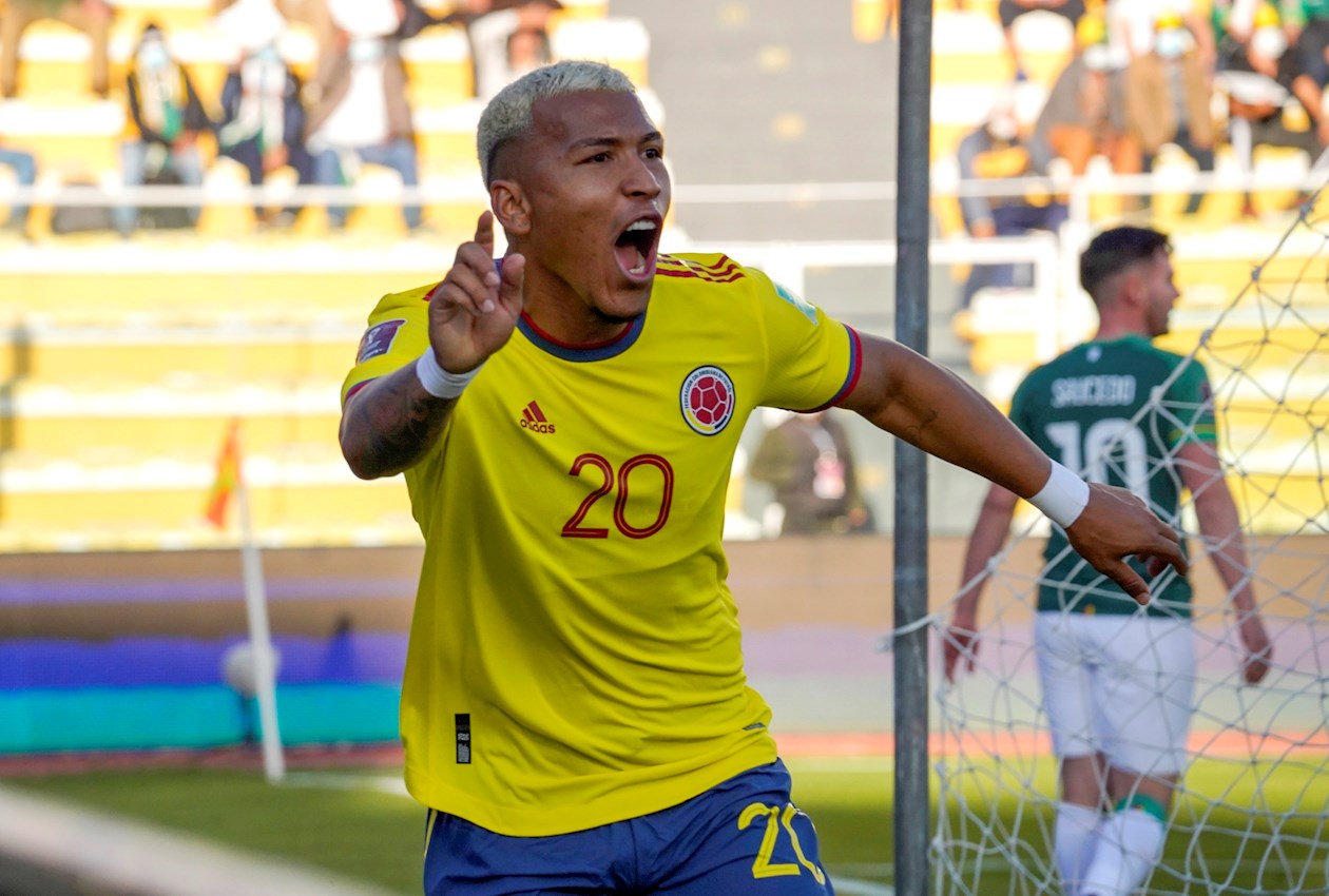 Roger Martínez festejando el gol colombiano.