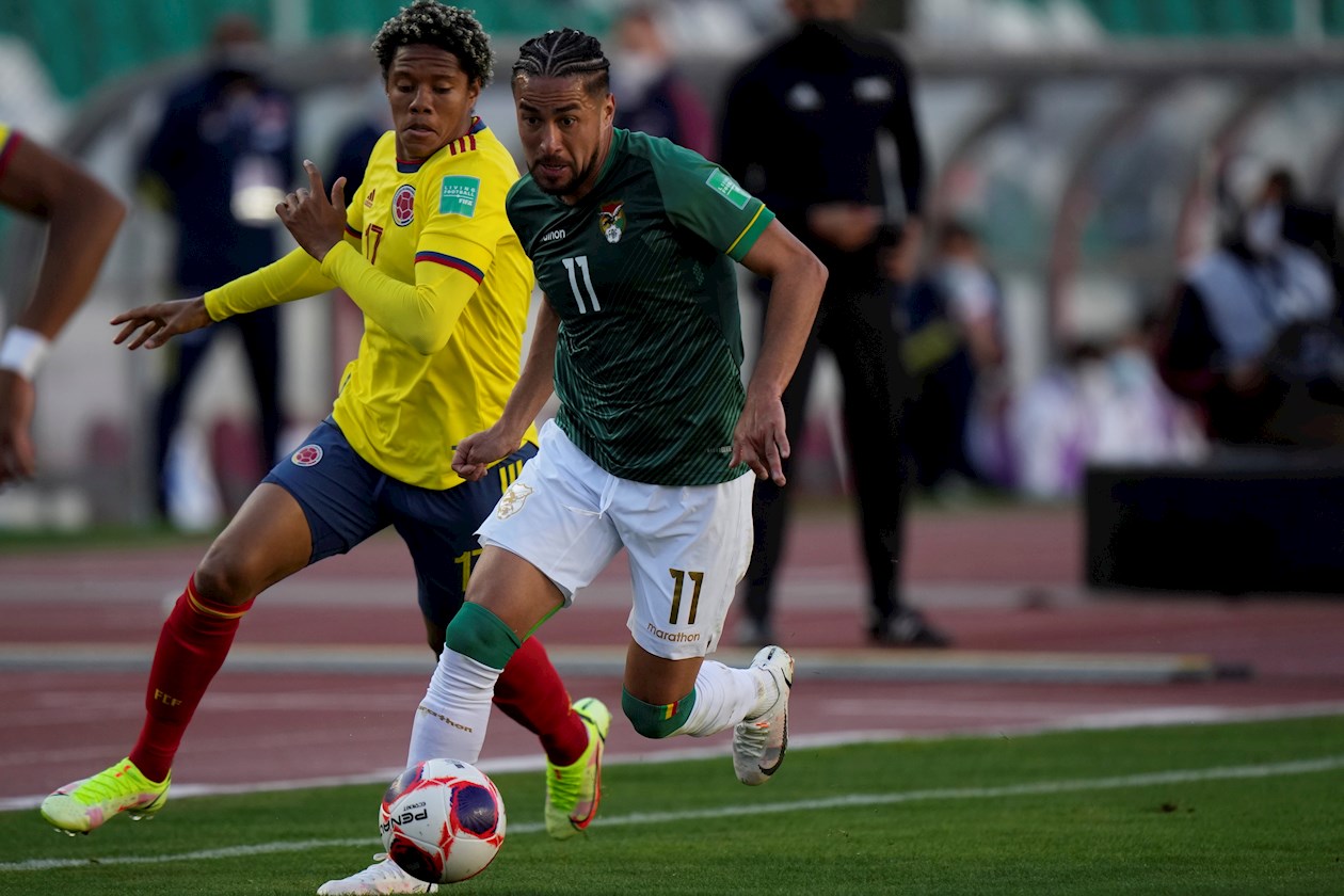 Rodrigo Ramallo eludiendo la marca de Yeison Moreno.
