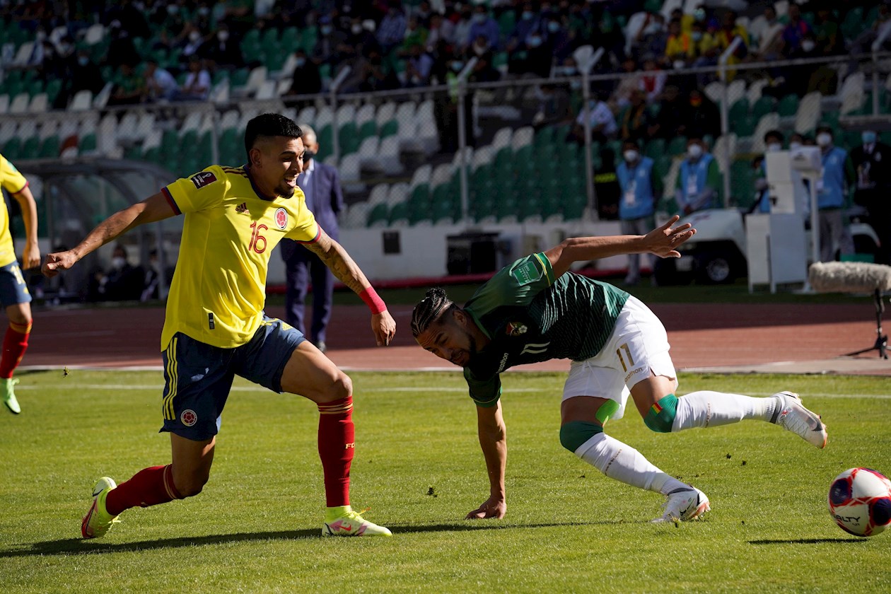 Daniel Muñoz controlando la llegada del boliviano Rodrigo Ramallo.